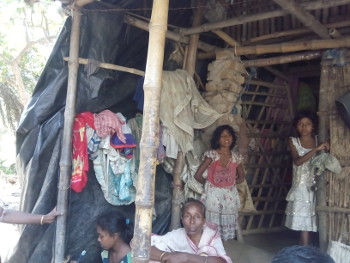 তিন মেয়ে আর মা। জনখাটা মানুষের ঘর গেরস্থালীর টুকরো। ছবি শমীক সরকারের তোলা। ৭ মে ২০১৬। 
